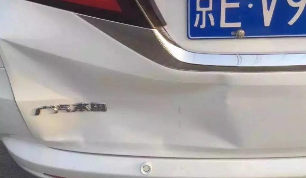 䰼